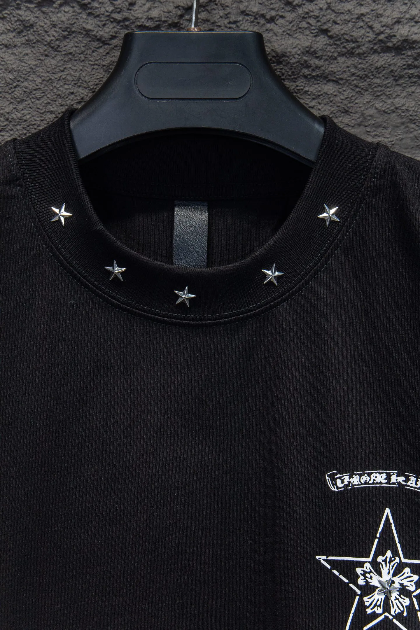 P170 Chrome hearts• 25ss ⚠YB custom-woven and dyed fabric, color, printing, version, accessories, hardware. The fabric is woven by imported machines. The uniqueness of the cloth texture creates a perfect garment effect. The fabric is made of 260-gram clean cloth with 320-gram 1*1 rib. 4-color environmentally friendly dyed fabric, and the threads are in the same cylinder without color difference.  Gradient graffiti on garments, hand-painted graffiti technology on garments, details clearly visible on the collar, pockets, cuffs, and front and rear threads. The printing uses Japanese BROTHER white ink digital direct-injection garment printing. This model is a global limited edition. In order to present a product like a work of art, after a long period of repeated determination of details, a very high-standard garment is presented. The front chest is made of direct-injection printing environmentally friendly glue material, using a mechanized printing process. Mechanical printing has high precision, the positioning accuracy can reach ±0.02mm, and the quality is stable.  The body of the garment is processed with hand-nailed hardware elements, which greatly increases the interest of the garment and creates a unique visual effect. The special washing effect creates a unique aged effect.  Croix Heart Short Sleeve must be the first short-sleeved piece in spring and summer that blurs the boundaries of unisex style. It has a classic dropped shoulder oversize version and a loose and casual upper body.  Color: Black White Size: S M L XL